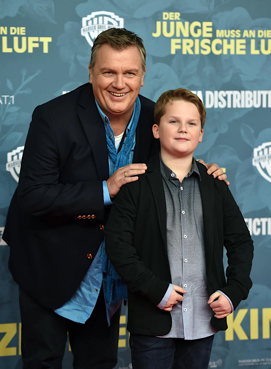Eine gewisse Ähnlichkeit ist zu erkennen: Entertainer Hape Kerkeling und Schauspieler Julius Weckauf bei der Premiere von „Der Junge muss an die frische Luft“.