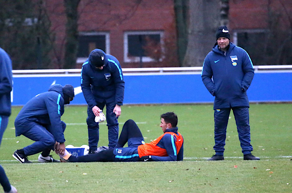 Marko Grujic wird auf dem Platz sofort versorgt.