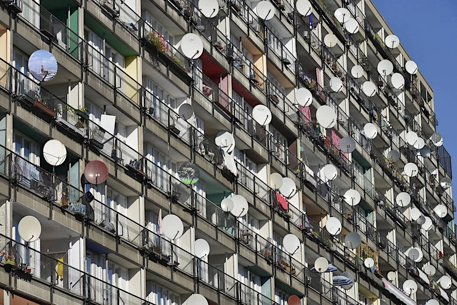 Das Pallasseum ist berühmt für seine Fassade mit vielen Balkons voller Satellitenschüsseln.  