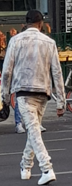 Der zweite Täter war in heller Jeanskleidung unterwegs.
