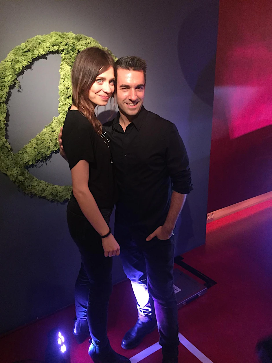 Die Schauspielerin Claudia Eisinger und der Floral-Designer Kian Shams-Dolatabadi im "Club der jungen Wilden"