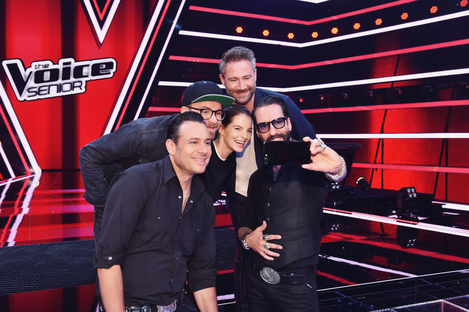 Sascha Vollmer (vorn), Mark Forster (hinten, l), Yvonne Catterfeld, Sasha (hinten), Alec Völkel (r), Juroren der neuen «The Voice Senior».
