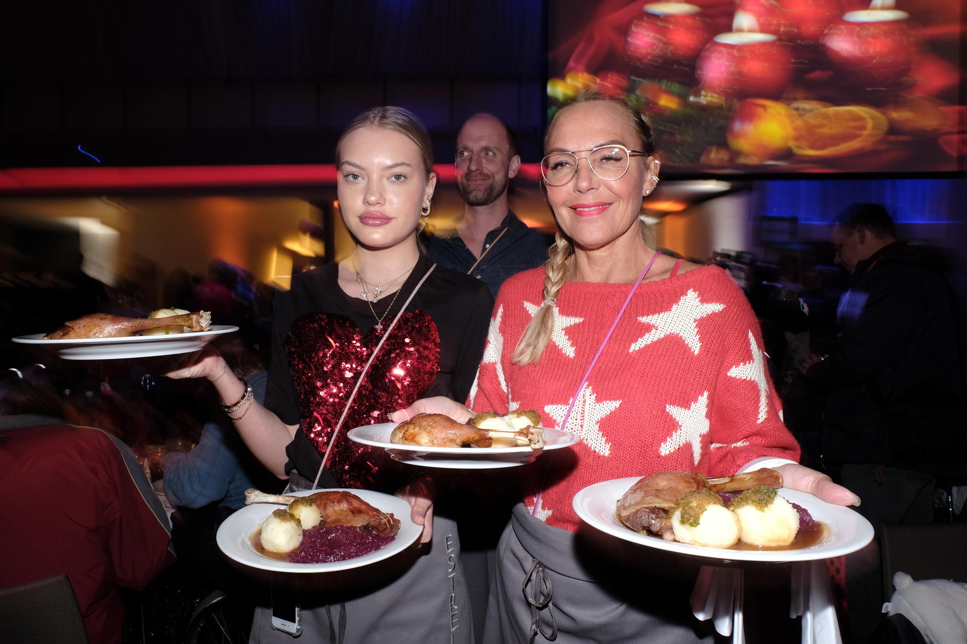 Natascha und Cheyenne Ochsenknecht bedienten die Obdachlosen. 