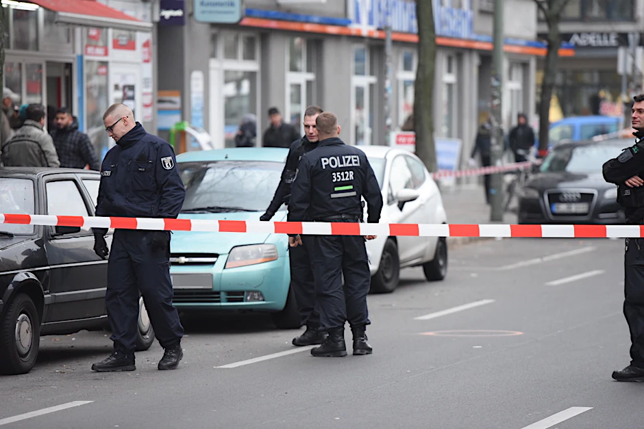 Polizisten haben am Hermannplatz den Tatort weiträumig abgesperrt. 