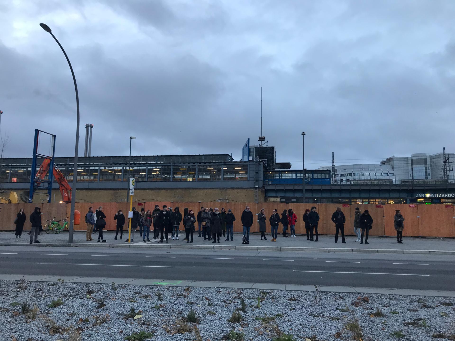 Auch an der Bushaltestelle am Hauptbahnghof wird die wartende Menschenmenge immer größer.