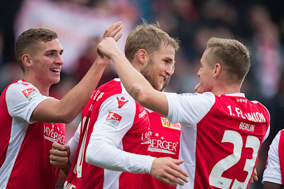 Nach dem Tor zum 2:0 wird Unions Torschütze Sebastian Andersson (Mitte) von seinem Teamkollegen Grischa Prömel und Felix Kroos (rechts) gefeiert. 