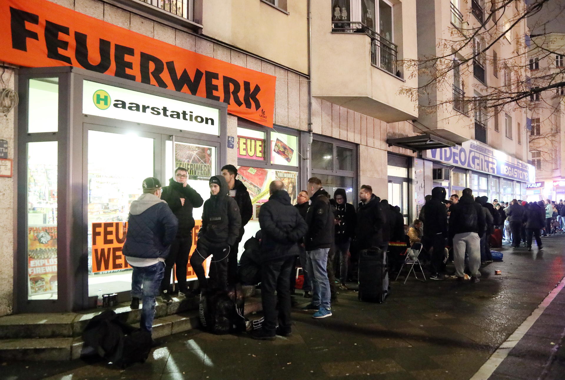 Gleich geht es los. Sehnsüchtig warten viele Silvester-Enthusiasten auf ihre persönliche Bescherung. 