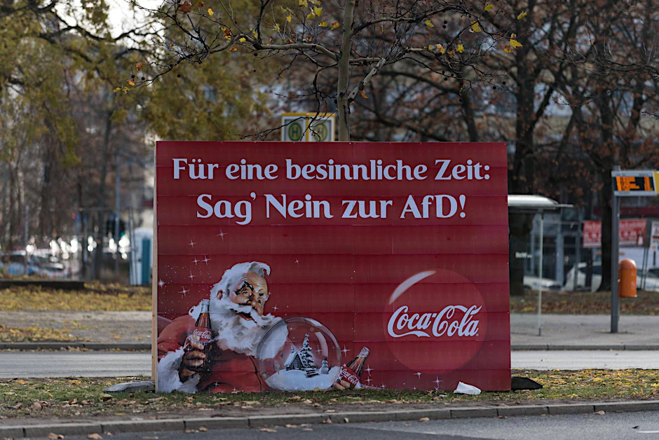 Das Anti-AfD-Plakat steht in der Nähe der Parteizentrale in Tiergarten. 
