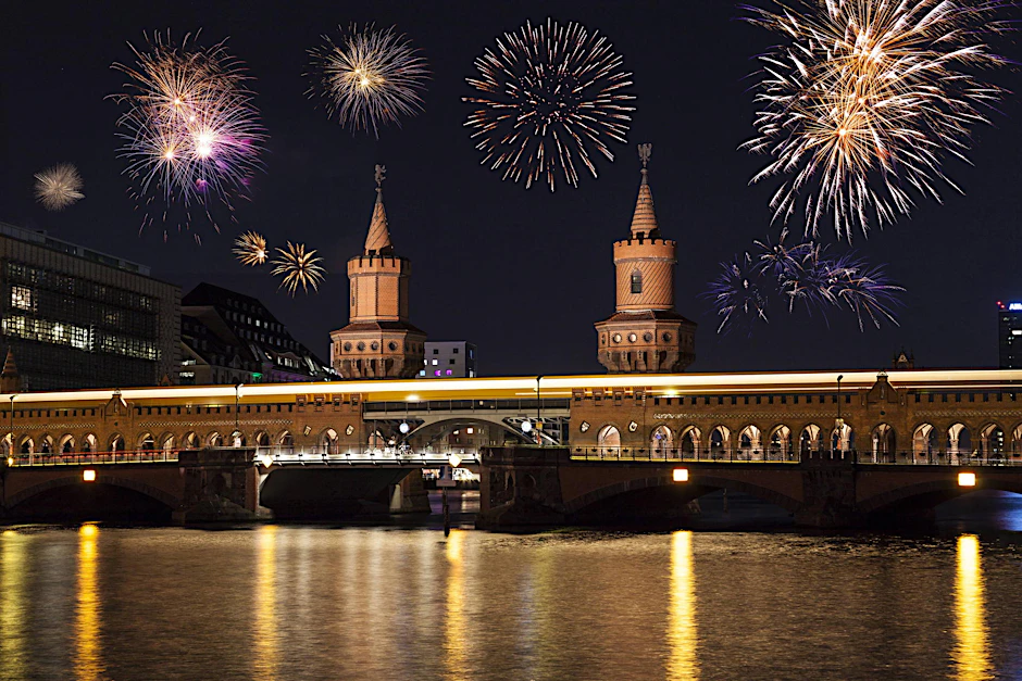 Von den Berliner Brücken genießen viele den Blick auf die Feuerwerke in der ganzen Stadt.