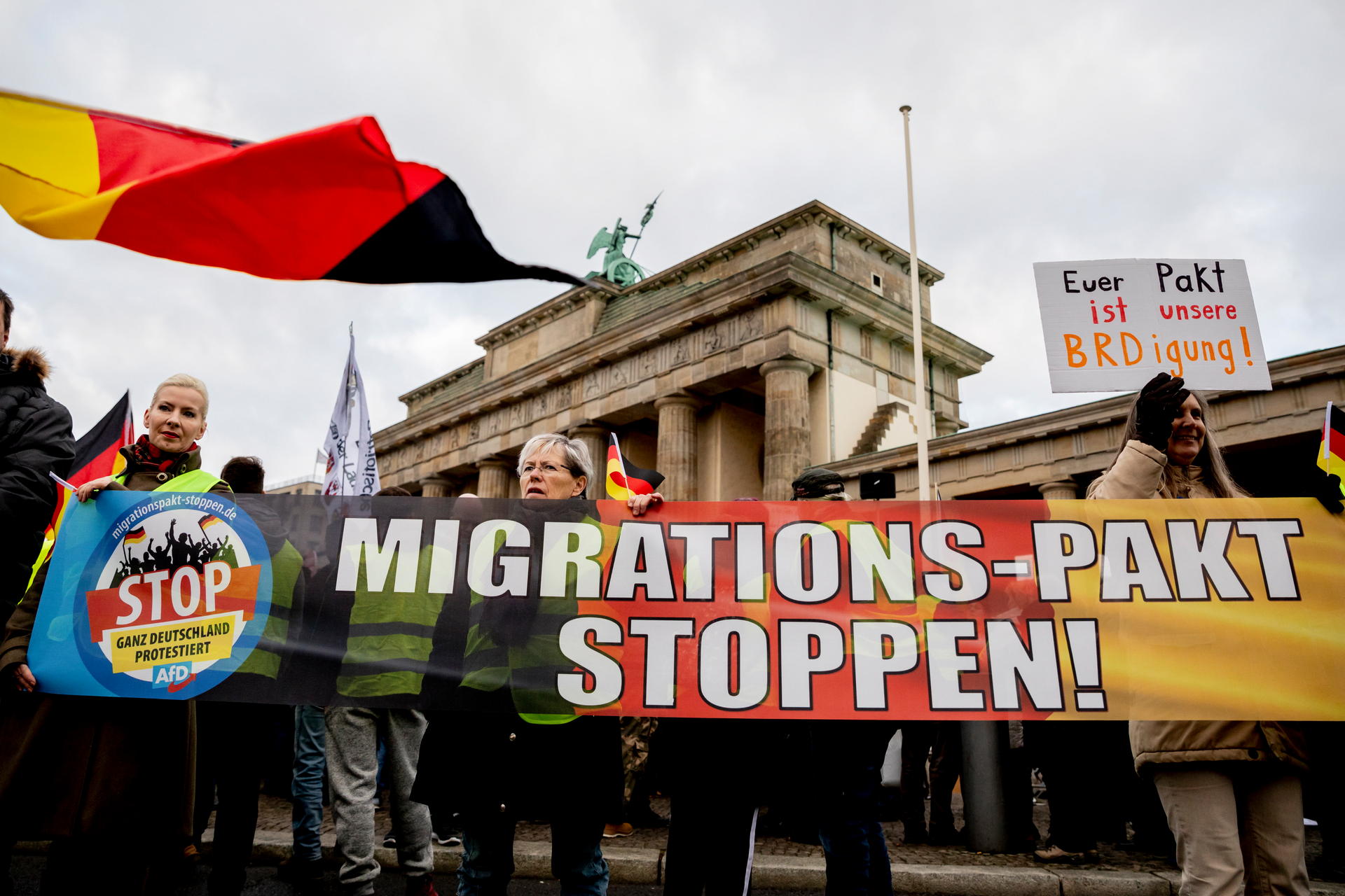 Pegida und die AfD hatten gemeinsam zu einer Demonstration am Brandenburger Tor gegen den UN-Migrationspakt aufgerufen.