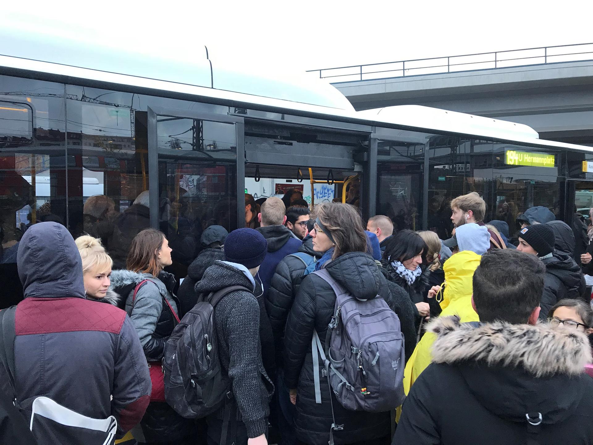 Die Fahrgäste müssen auf Bus und U-Bahn umsteigen. Es wird eng.