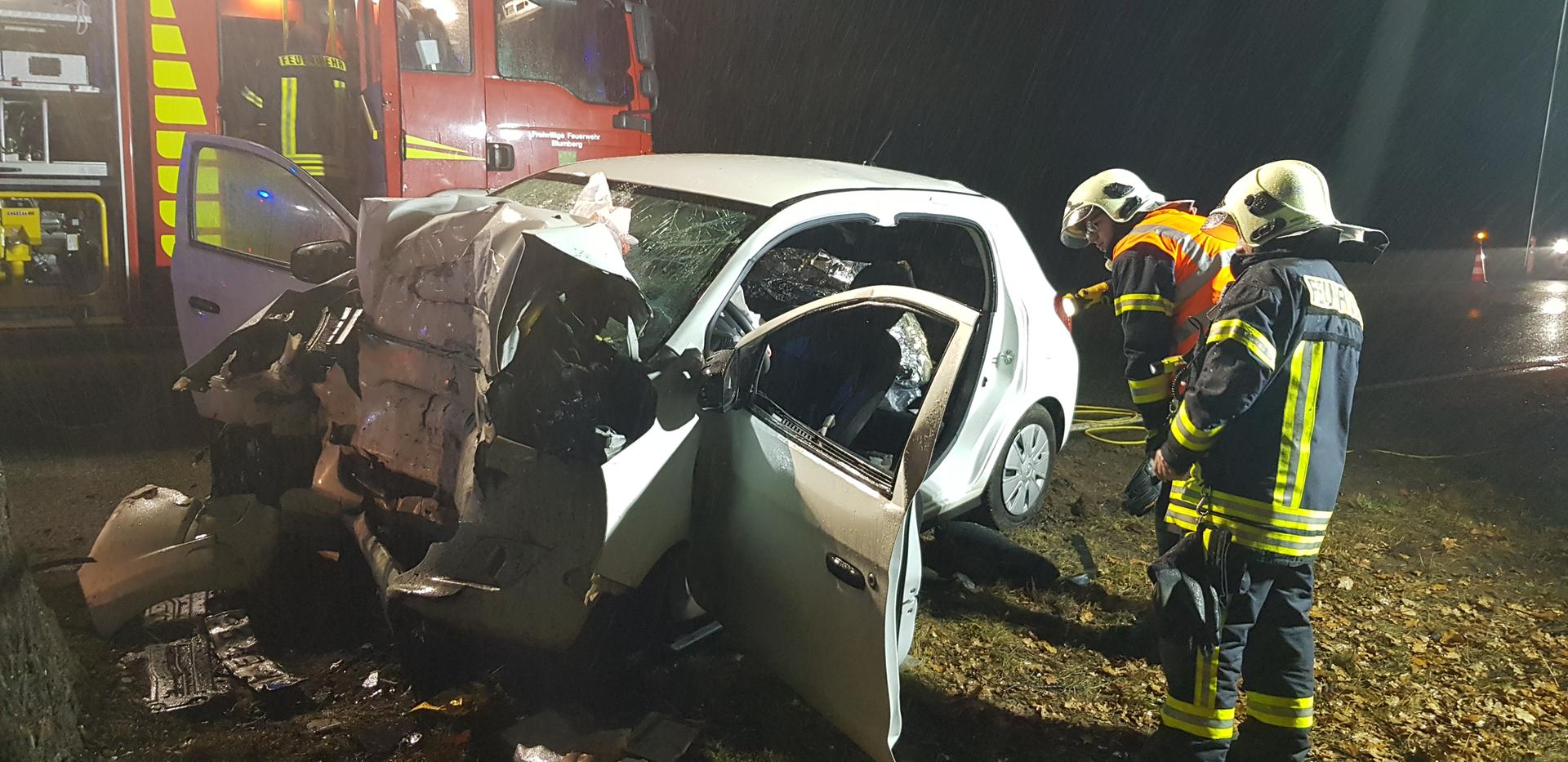 Eberswalde, 6. Dezember Tödlicher Unfall auf der B158 zwischen Blumberg und Seefeld im Landkreis Barnim: Der Fahrer steuerte seinen PKW frontal gegen einen Baum. Beim Eintreffen der Rettungskräfte war dieser bereits tot. 