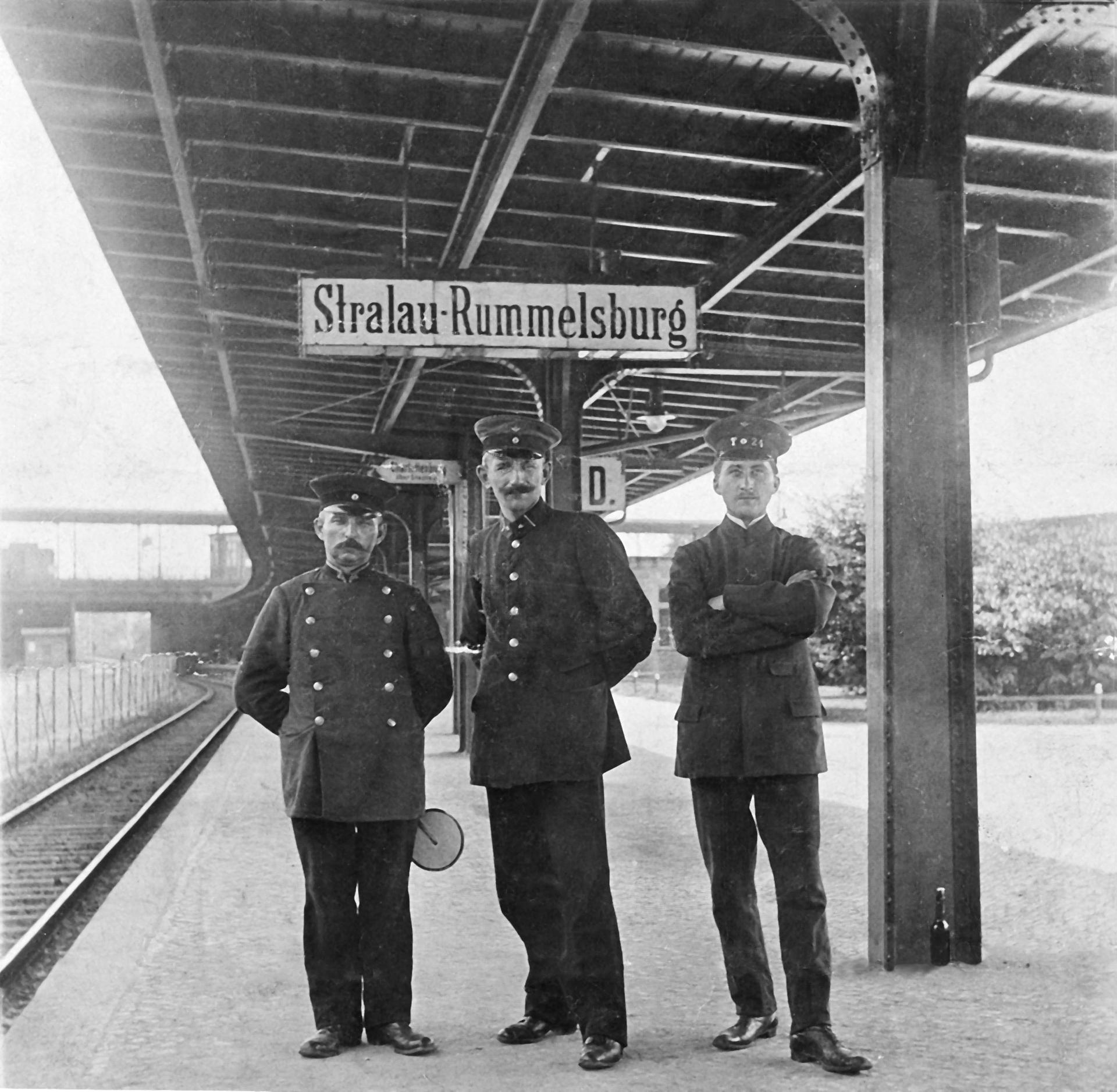 Ei­sen­bah­ner: Vor rund 90 Jahren arbeiten 105 Menschen auf dem Bahnhof.