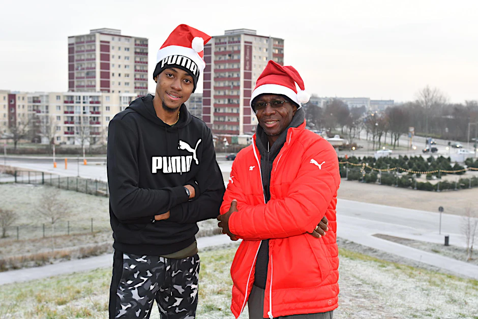 Athlet Andwuelle Wright (l.) mit Trainer Wendell Williams in Hellersdorf.