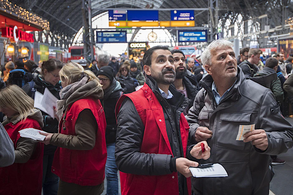  Fragende Gesichter: Hunderttausende Fahrgäste strandeten am Montag an den Berliner Bahnhöfen. 