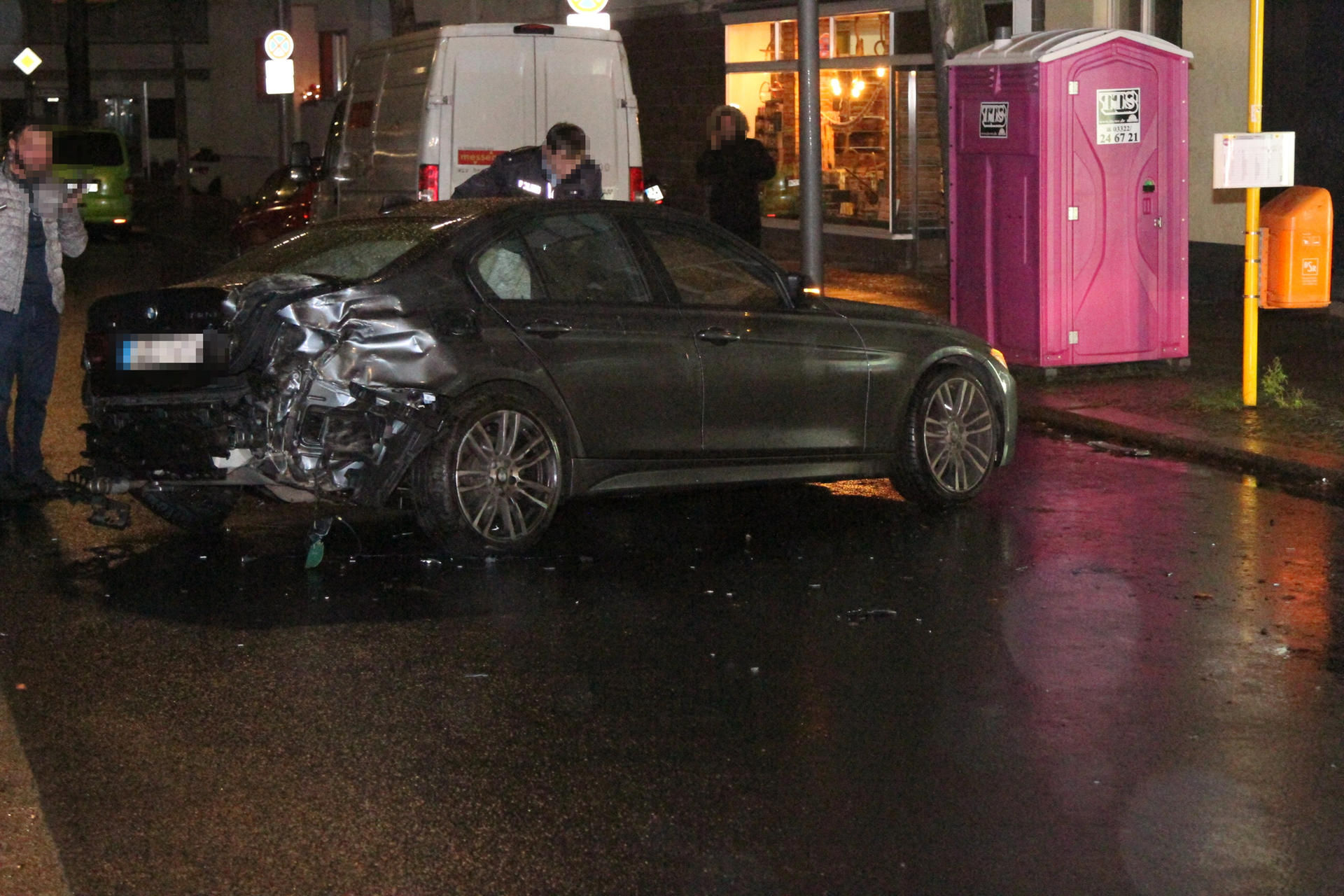 Berlin-Tempelhof. 24. Dezember 2018: An der Kreuzung Manfred-von-Richthofen-Straße Ecke Bayernring kam es zu einem Zusammenstoß zweier Autos. Zwei Menschen wurden verletzt,