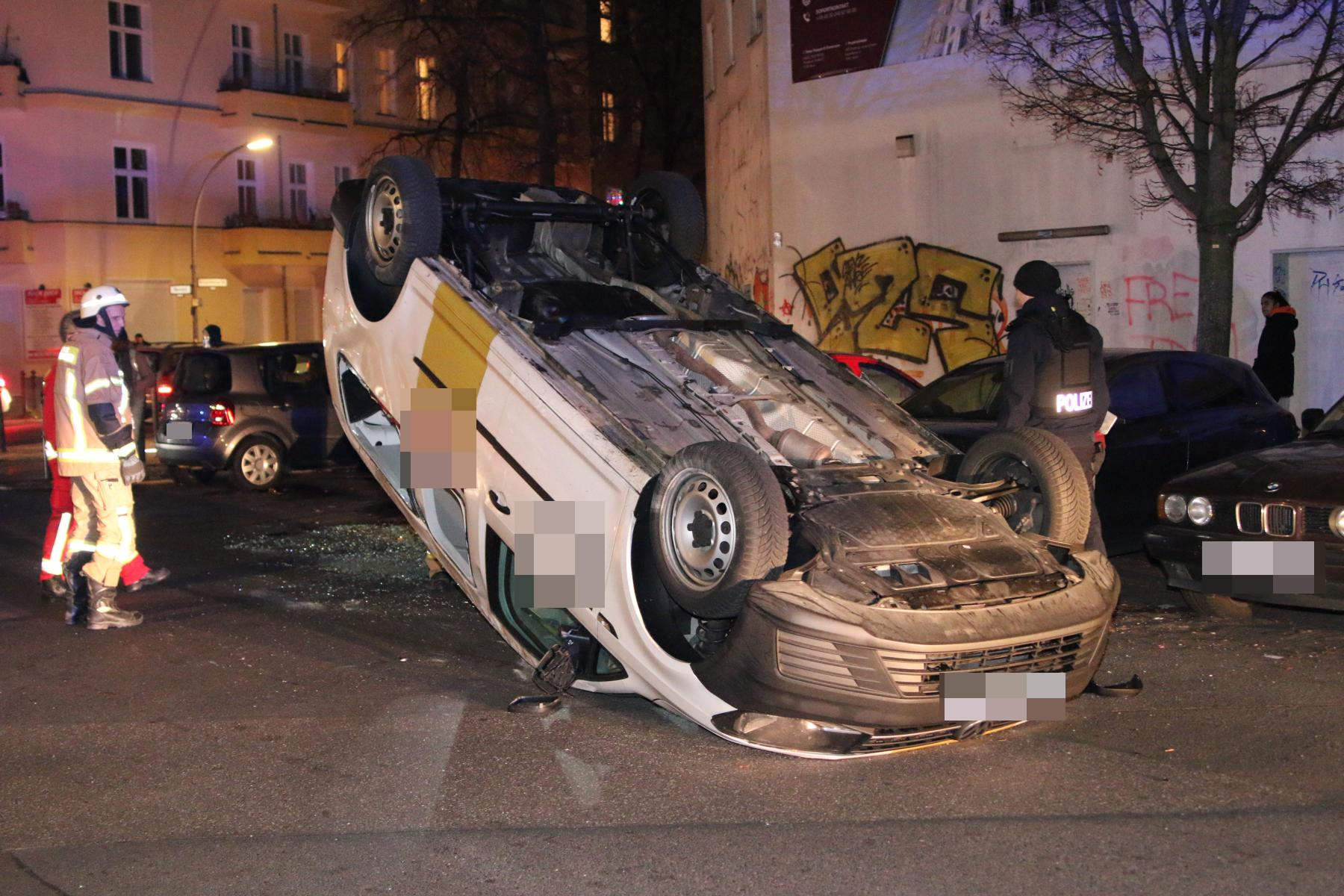 Neukölln,13. Dezember 2018: Ein offenbar zu schnell fahrender Transporter nahm an der Kreuzung Niemetzstraße / Braunschweiger Straße einem VW die Vorfahrt und kam dadurch ins Schleudern. Daraufhin rammte er mehrere geparkte Fahrzeuge, überschlug sich und blieb auf dem Dach liegen. Glücklicherweise blieb der Fahrer unverletzt.