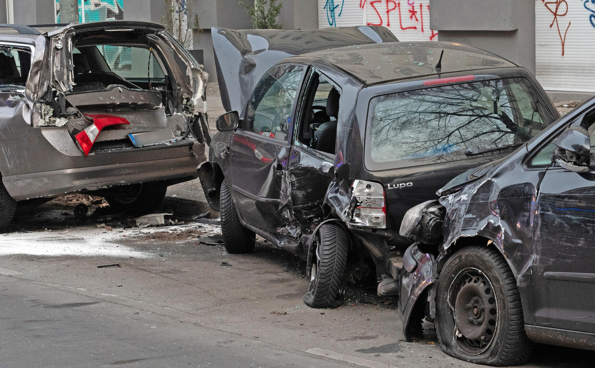 Kreuzberg, 20. Dezember 2018.: Am Mittwochabend rammte der Fahrer eines VWs nach bisherigen Erkenntnissen  aus bislang ungeklärter Ursache drei parkende Pkw, die am Straßenrand parkten. Der Fahrer des Unfallfahrzeuges kam in ein Krankenhaus. 