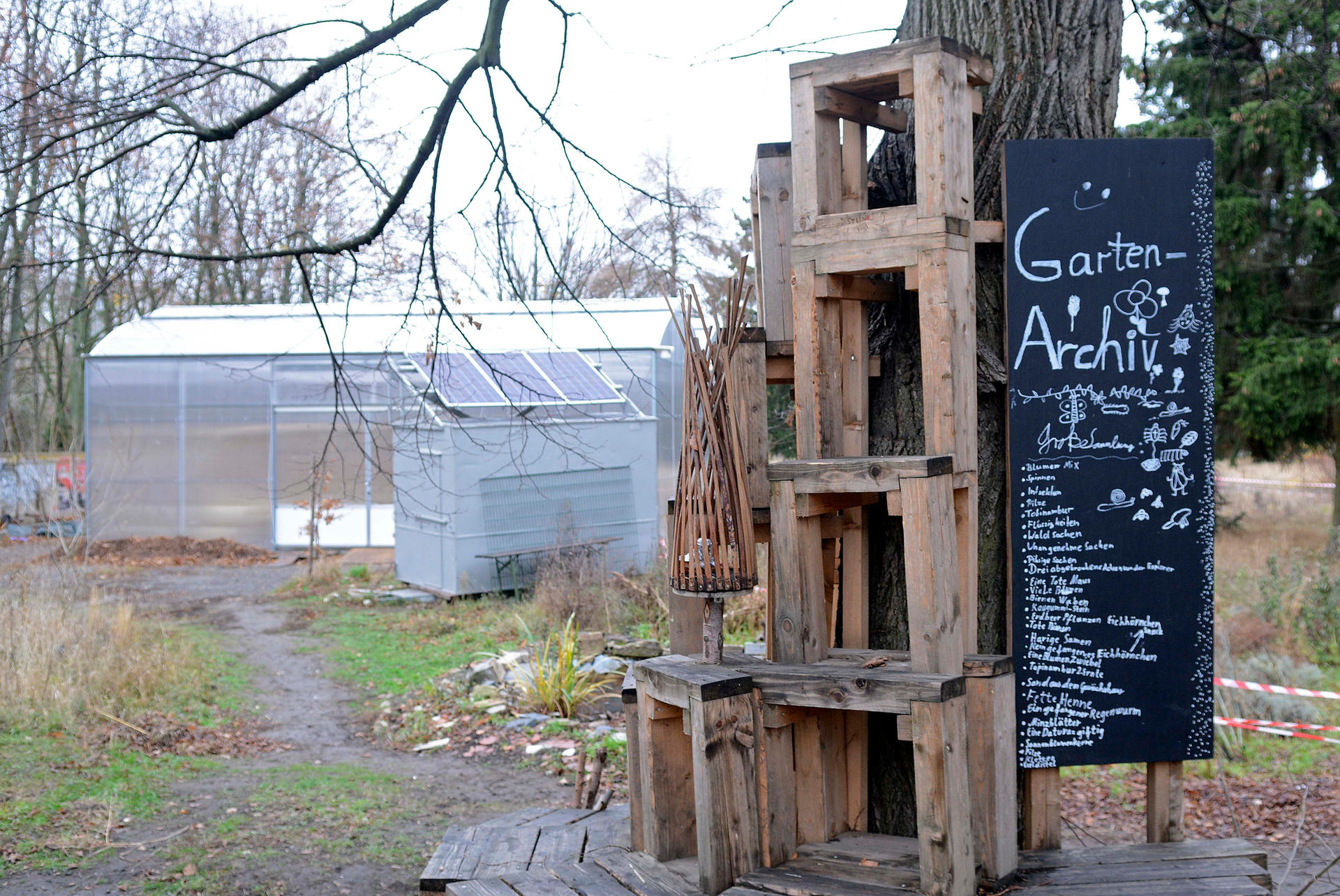 Immer mehr Friedhöfe werden nicht für Grabstellen gebraucht. Die Kirche gibt sie für soziale Projekte frei. So können Kinder im Garten und im Gewächshaus arbeiten.