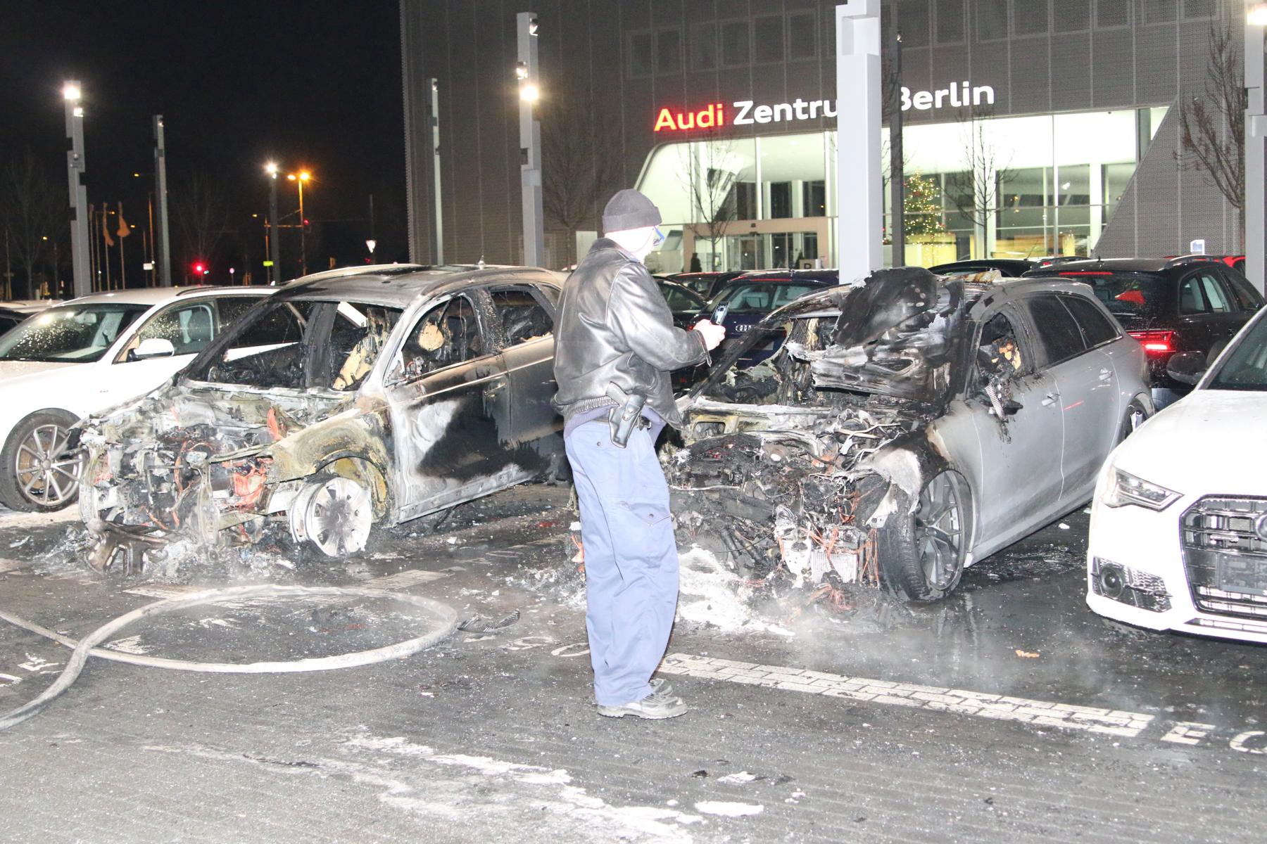 Rudower Chaussee, 10. Dezember 2018: In der Nacht auf Montag sind auf einem Parkplatz des Audi Zentrum Berlin Adlershof in der Rudower Chaussee ein Audi Q3 und ein seltener Audi RS6 (Neupreis 121.000 Euro, 605 PS) ausgebrannt. Niemand wurde verletzt, die Polizei ermittelt.
