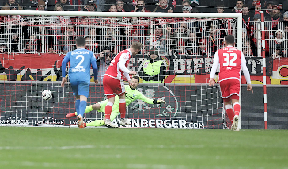 Sebastian Polter trifft per Elfmeter zur Führung.