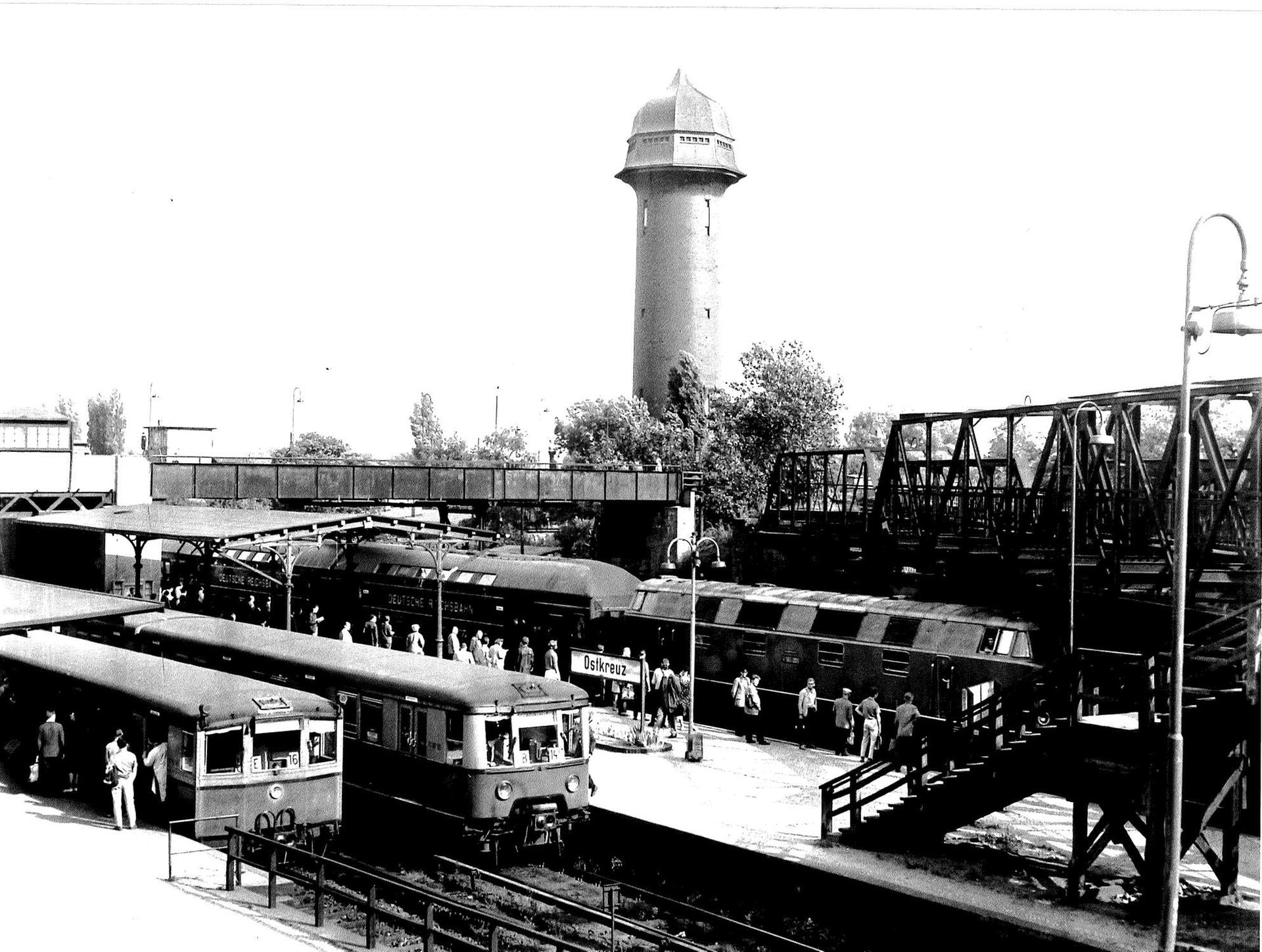 Hochbetrieb auf den Gleisen unter dem Wasserturm 1964. 