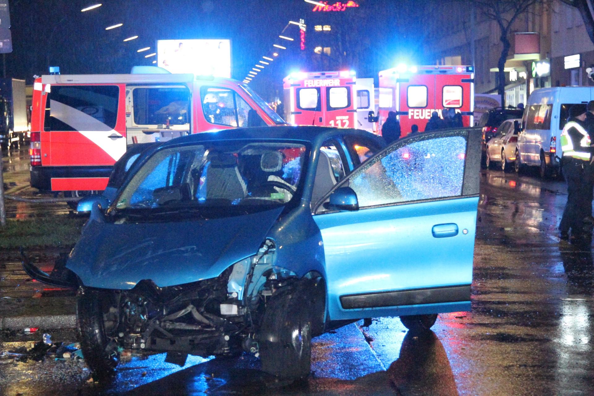 Gesundbrunnen, 23. Dezember 2018: Ein Krankenwagen ist mit einem Auto zusammengekracht. Der Unfall ereignete sich auf der Wiesenstraße Ecke Pankstraße. Mehrere Menschen wurden verletzt. Die Unfallursache ist noch unklar.