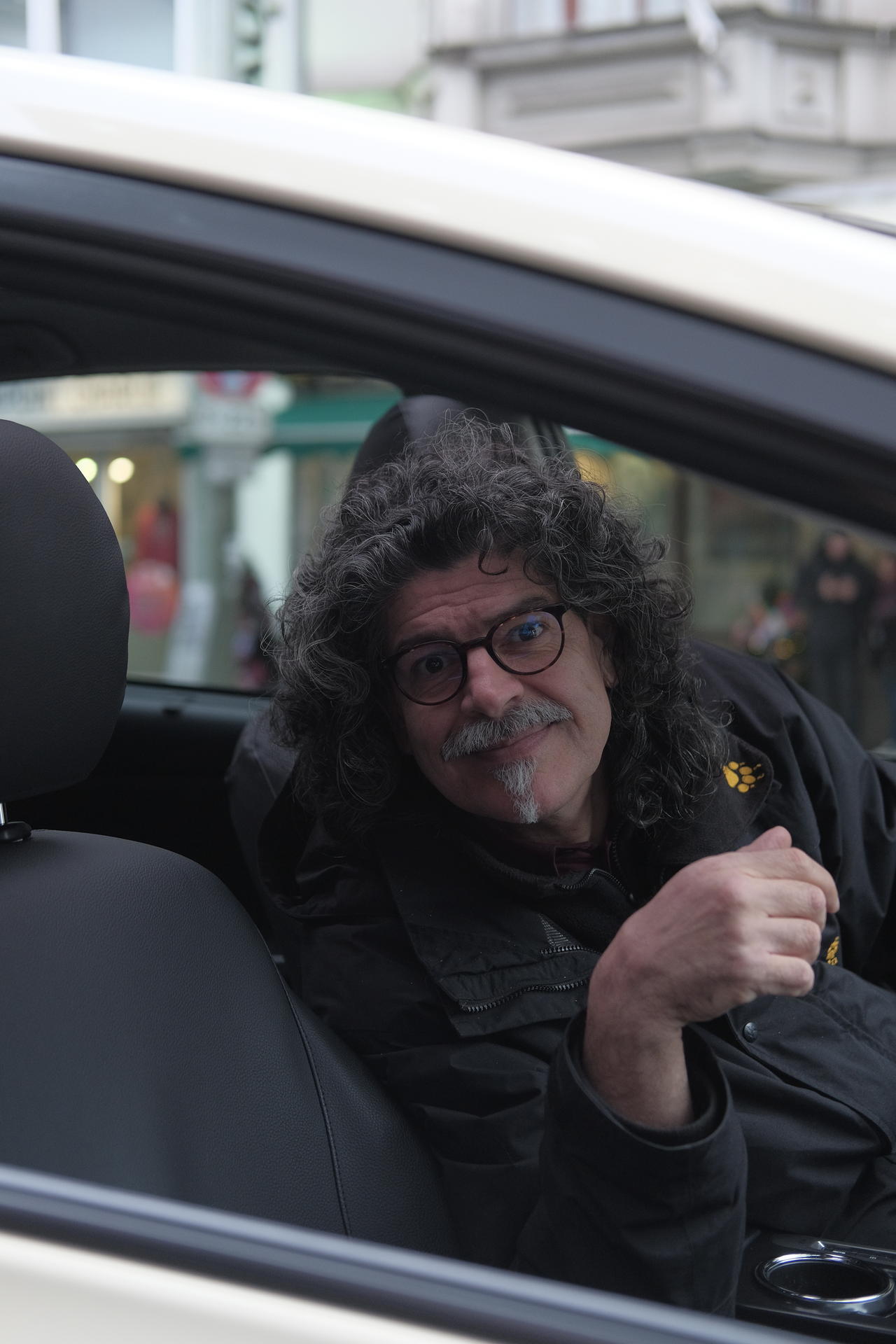 „Die Konkurrenz wird immer größer. Gerade abends bleiben nun die Fahgäste weg“, sagt Taxifahrer Mehdi Badi (59). 