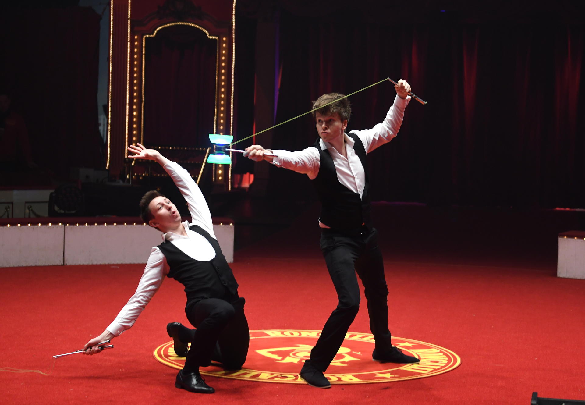 Diabolo-Weltmeister aus Berlin: Max Fröhlich (l.) und Benno Jacob spielen seit ihrer Kindheit mit Doppelkegeln. Sie sind das Duo Twin Spin. 