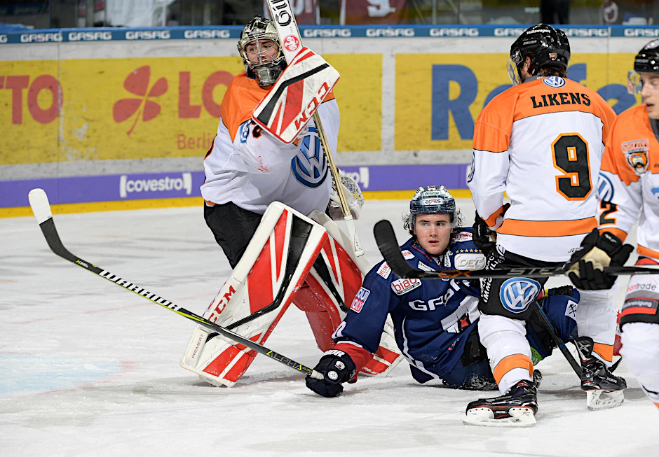 Symbolisch: Eisbär Brendan Ranford am Boden.