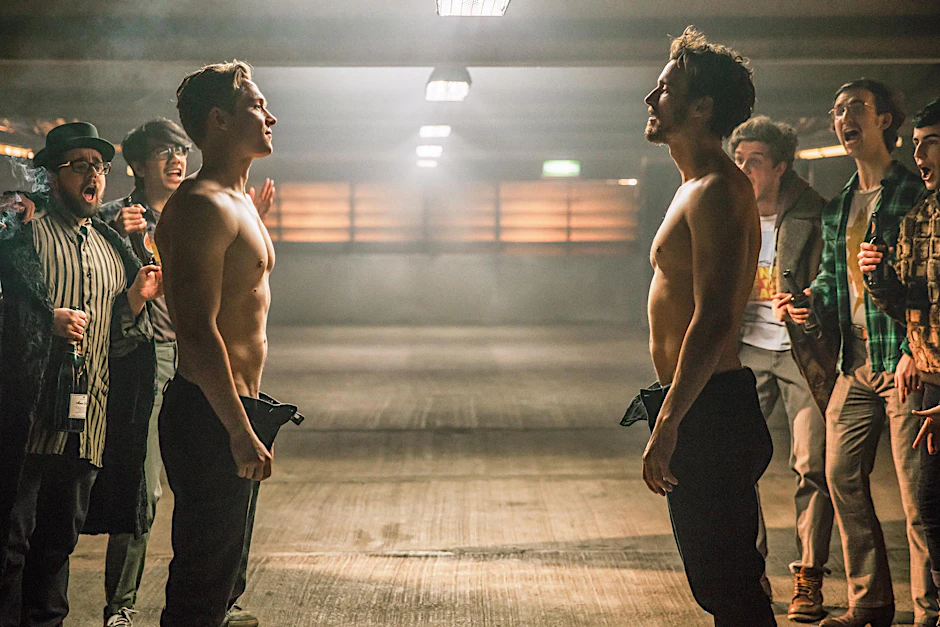 Die beiden Freunde Toni (Schweighöfer) und Paul (Fitz) wollen auf materielle Dinge verzichten. Dazu gehören sogar Textilien. 