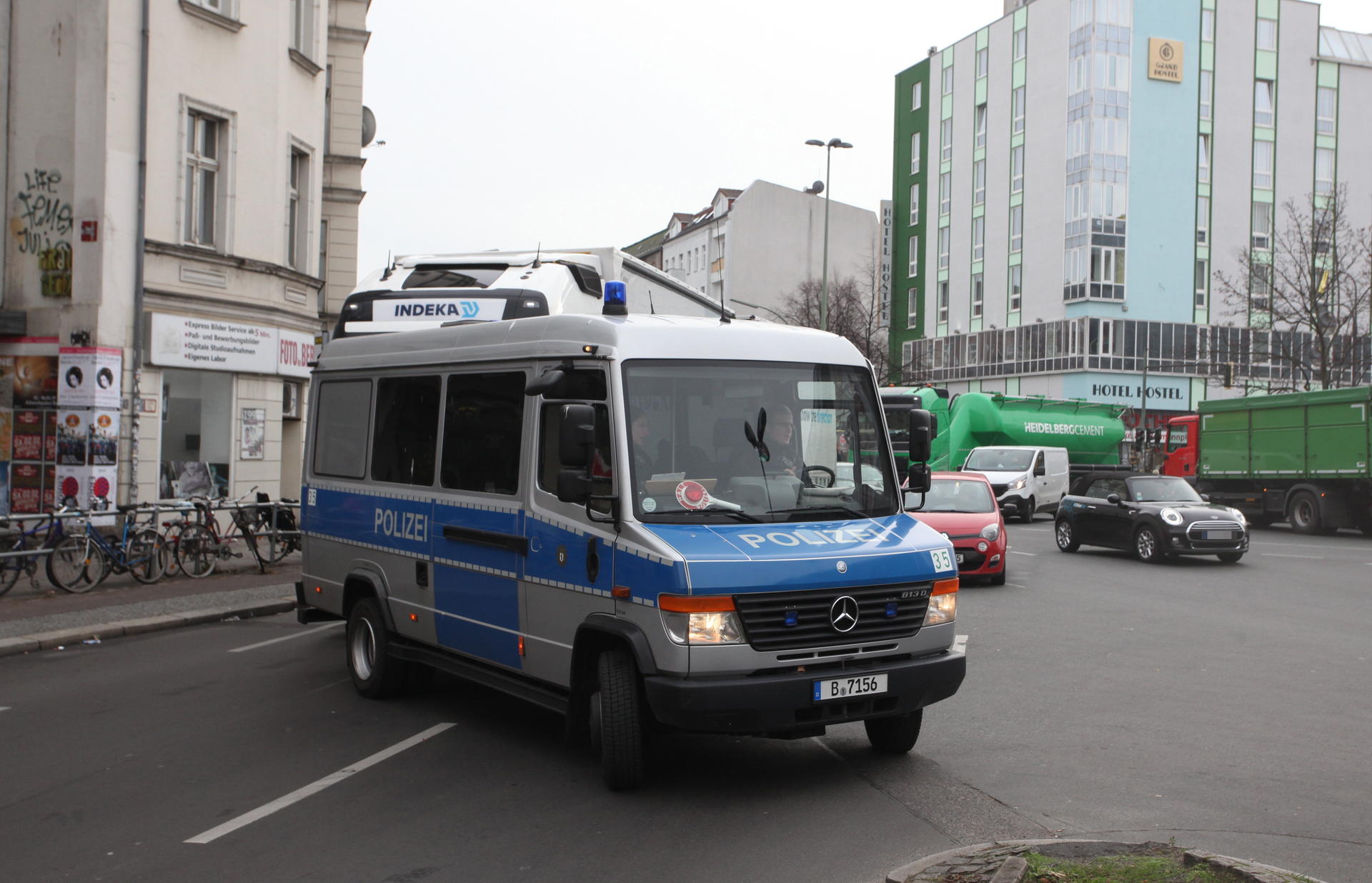 Ein Mannschaftswagen der Polizei am Einsatzort. 