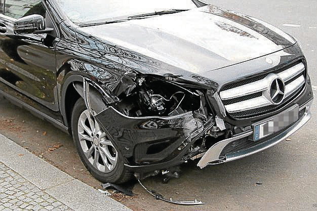 Der Mercedes von Hakan Tas ist mitdem Alkohol-Crash ordentlich beschädigt worden.