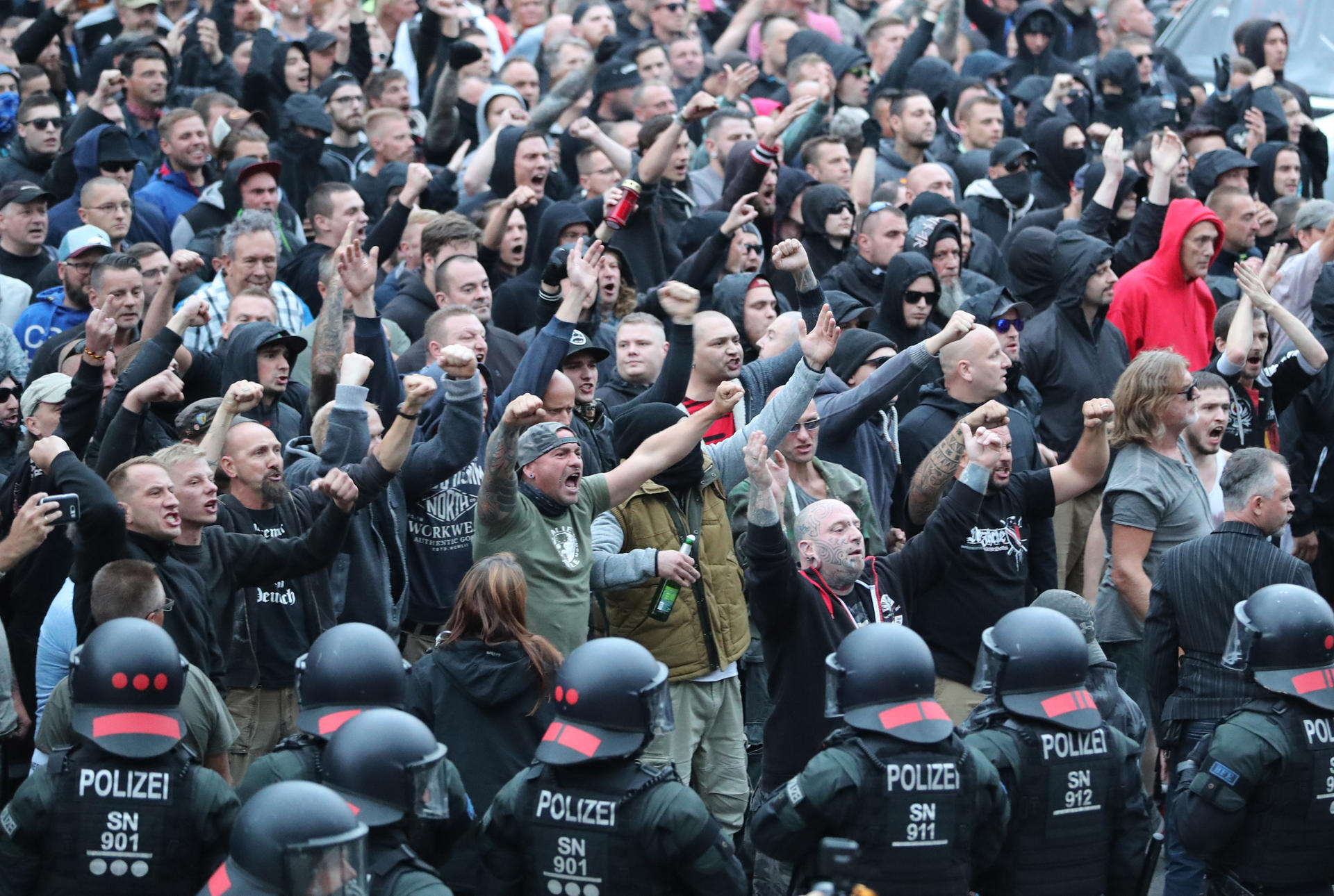 Rechte brüllen Parolen in Chemnitz. Teilnehmer sollen an ihren Arbeitgeber verpetzt werden.