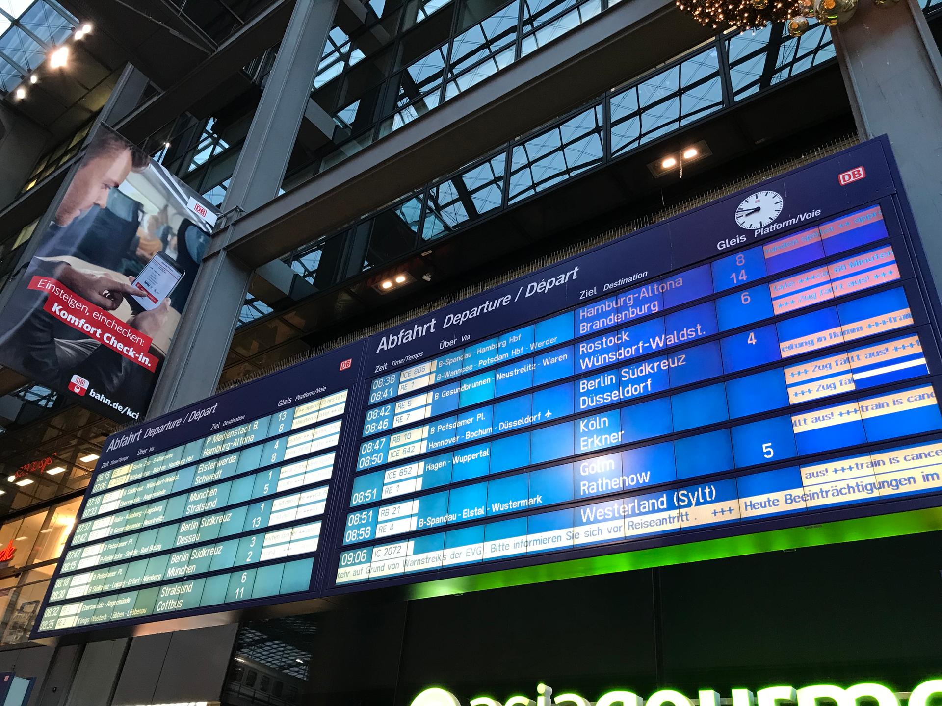 Massive Verspätungen: Die Anzeigetafel am Hauptbahnhof spiegelt das Verkehrschaos wieder.
