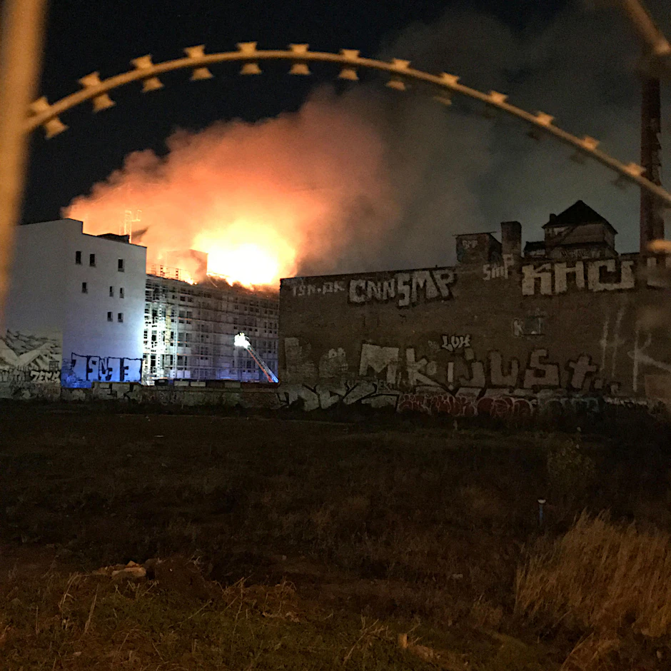 Das Feuer auf dem Dach des leerstehenden Gebäudes war am Mittwochabend von Weitem zu sehen.