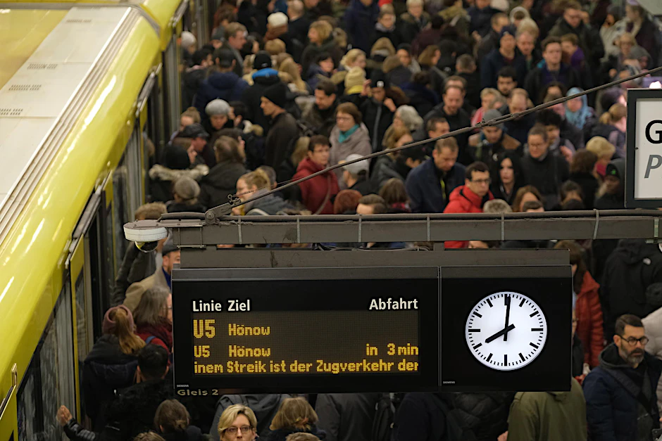 Die U5 am Alexanderplatz ist überfüllt: Anstatt der S-Bahn nutzen die Berliner die U-Bahn.