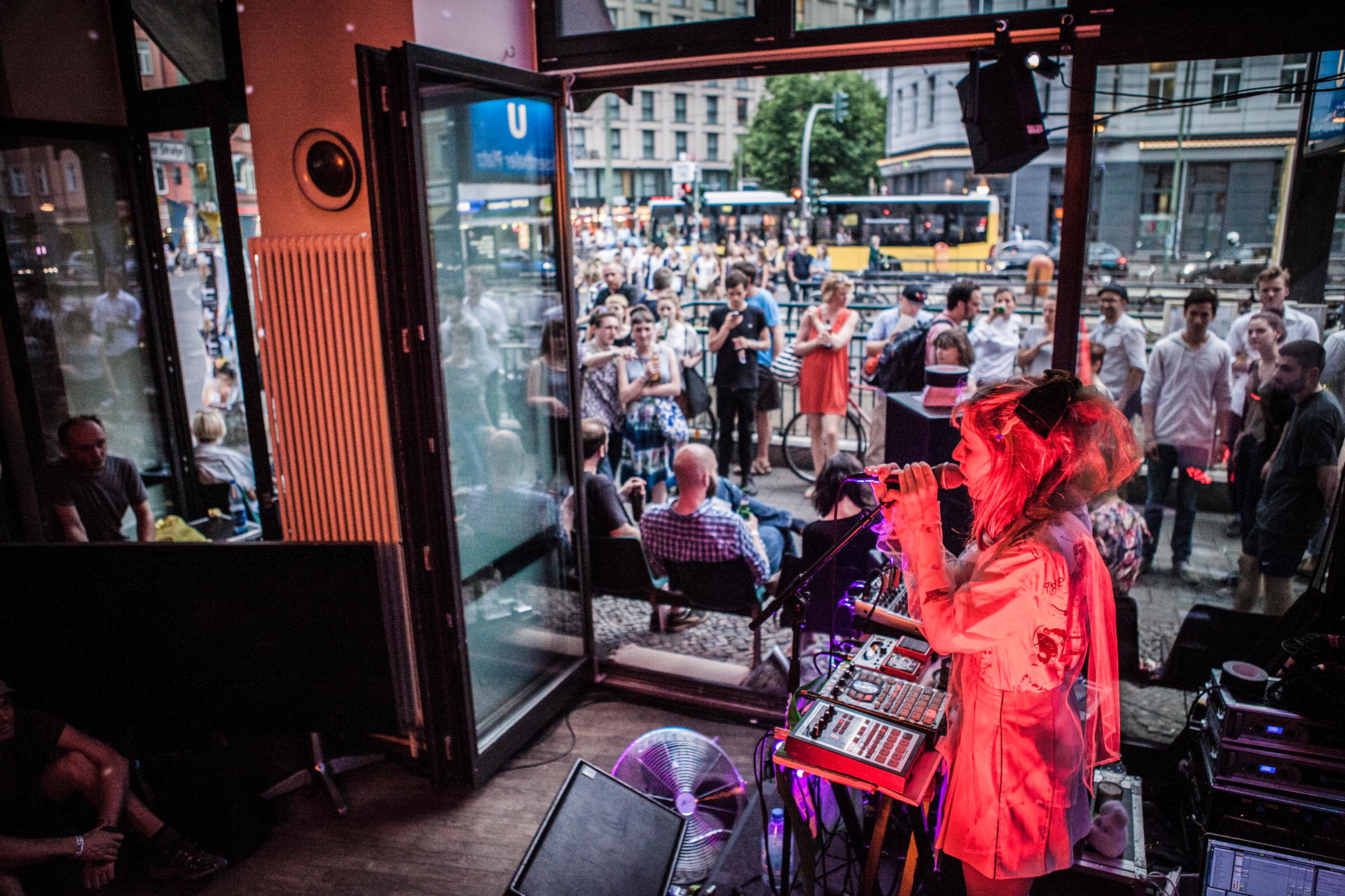 Musik an, Fenster auf: Und auf der Straße wird gefeiert – rund um den Rosenthaler Platz.