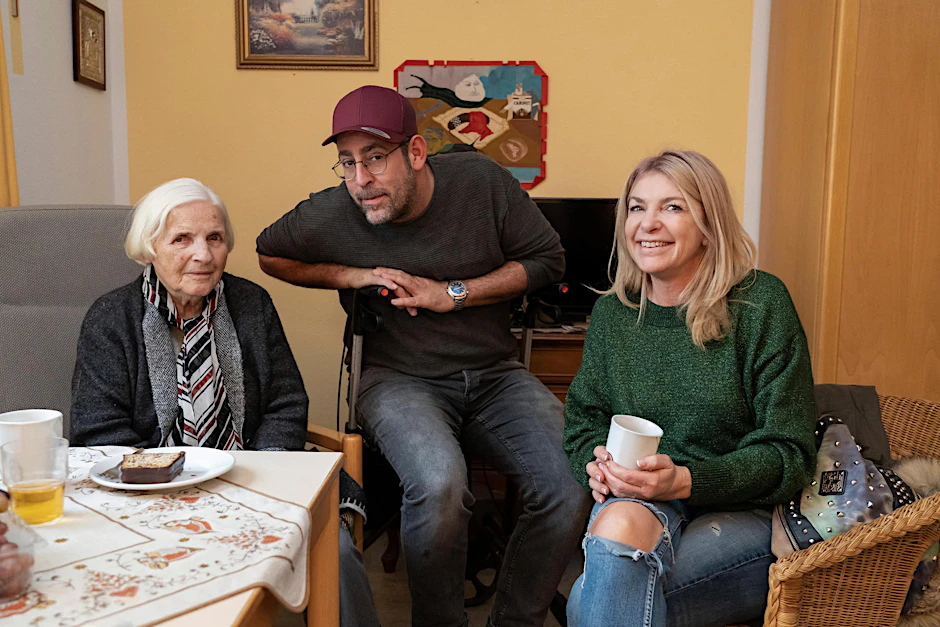 Nils Pufpaff (44) und seine Ehefrau Jule (49) mit Margot Schadt (94).