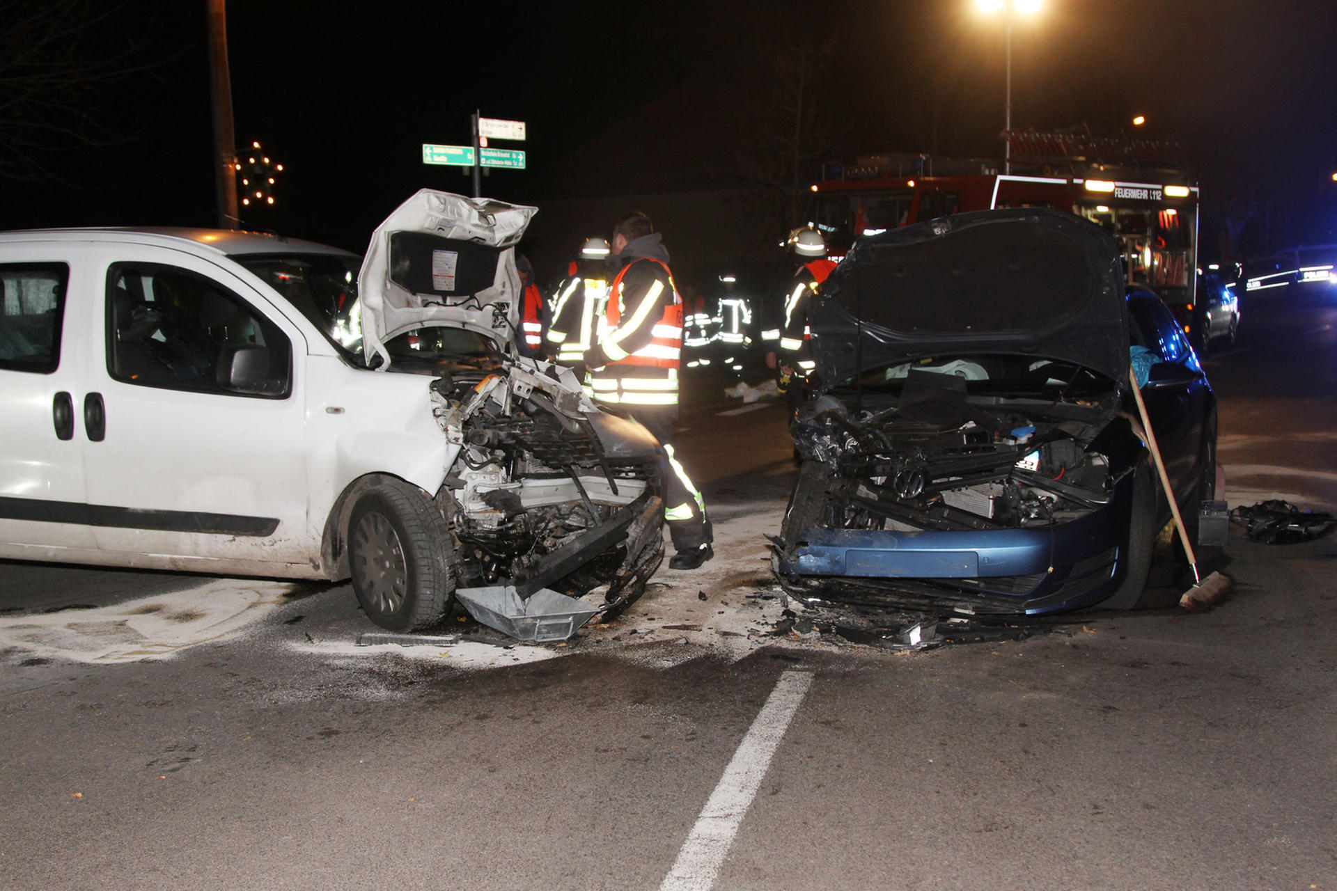Zühlsdorf, 4. Dezember Schwerer Verkehrsunfall im Mühlenbecker Land: Zwei PKW stießen an der Kreuzung Wandlitzer Chaussee und Dorfstraße zusammen. Laut Feuerwehr wurden zwei Personen schwer verletzt, eine davon schwer. Der Nortarzt musste mit einem Rettungshubschrauber eingeflogen werden. Der Unfallhergang ist noch unklar.