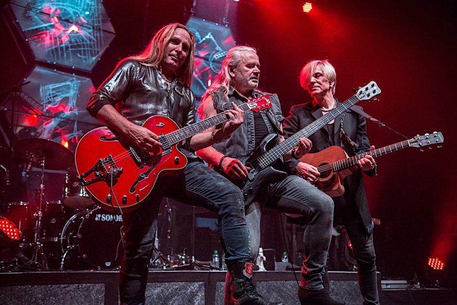 Uwe Hassbecker, Jäcki Reznicek und Ritchie Barton gehen künftig ohne Anna Loos auf Tour. Die Silly-Musiker sprechen von einer „Beziehungspause“. 