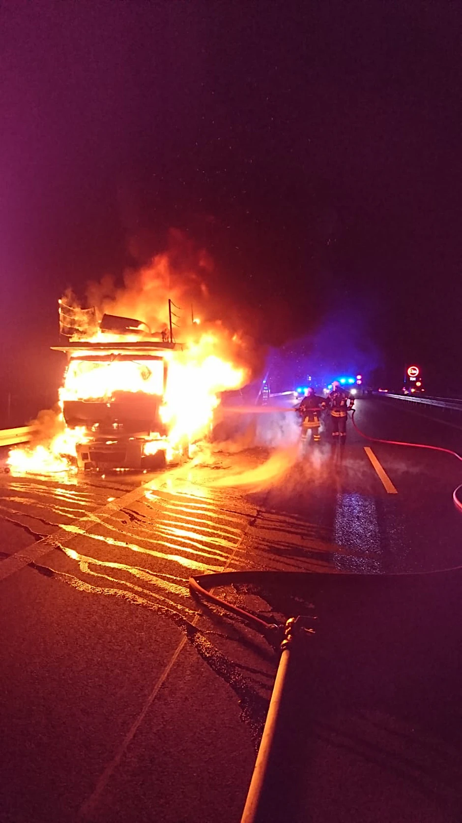 Auf der Fahrbahn steht der LKW komplett in Flammen.