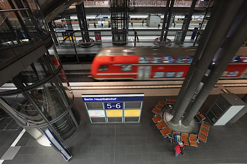 Im Hauptbahnhof fährt ein Regionalzug ab. Die Eisenbahn- und Verkehrsgewerkschaft (EVG) hat nach abgebrochenen Tarifgesprächen zu einem bundesweiten Warnstreik aufgerufen. Die Deutsche Bahn stellte deswegen bundesweit den Fernverkehr ein.