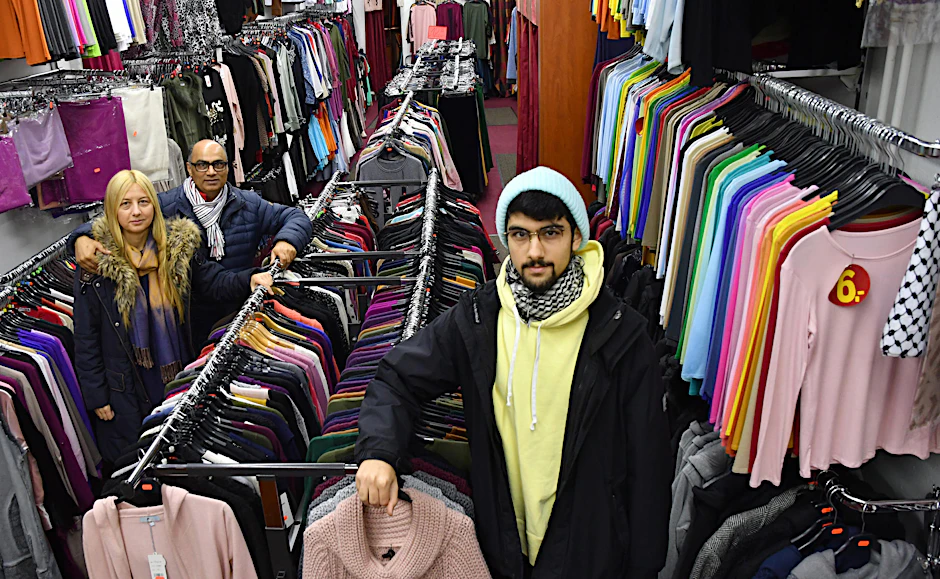 Vater Hassan Raza Qadri (60), Ehefrau Joanna Poplawska-Qadri (43) und Sohn Kamil Qadri (22) in ihrem Geschäft.