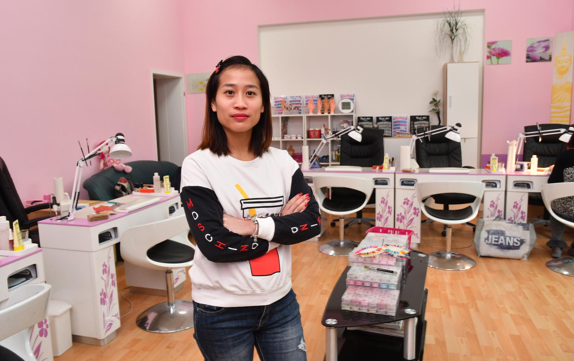 Frau Ti Dung Nguyens Nagelstudio in Pankow.