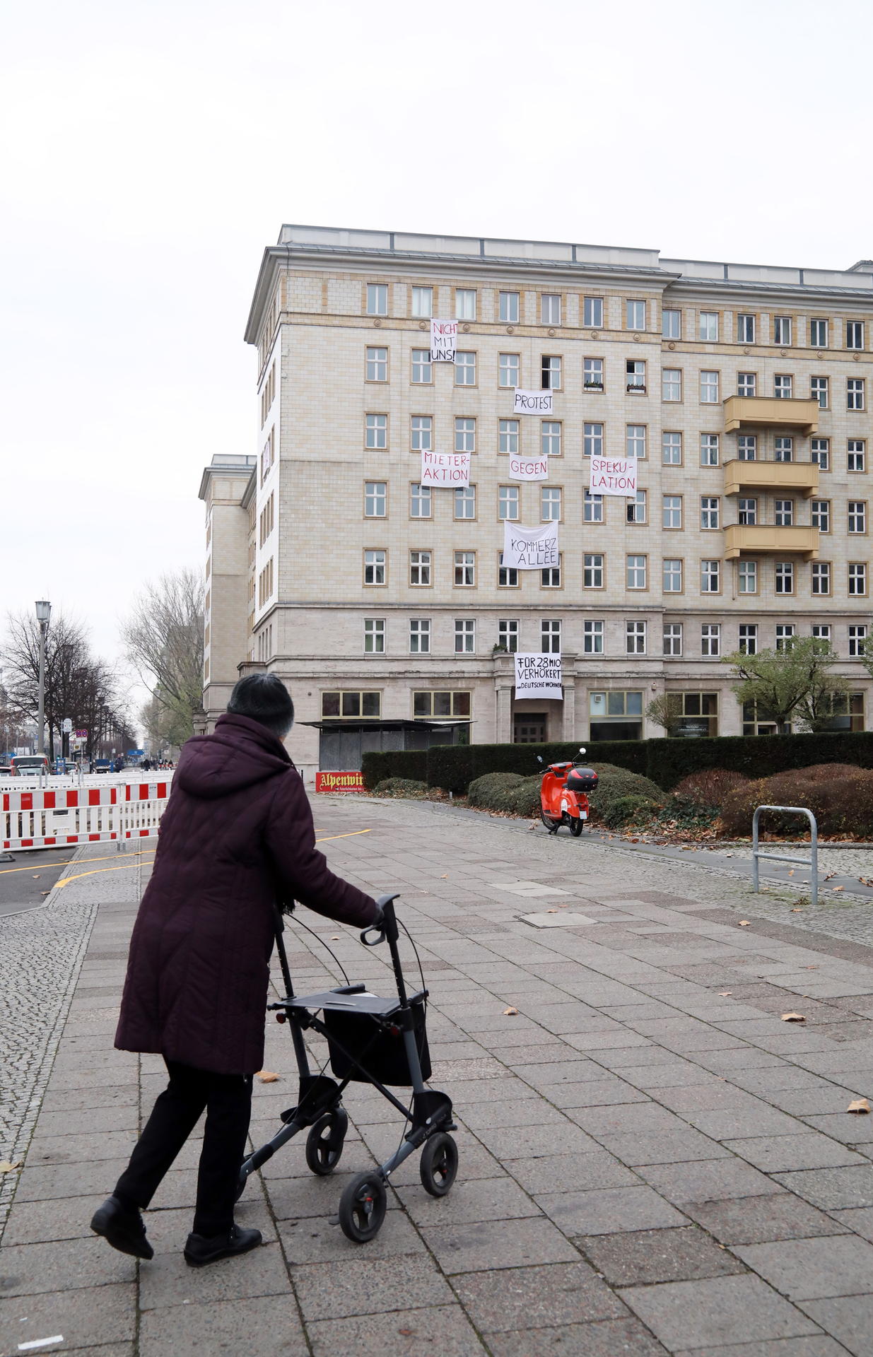 An den Fassaden der Wohnhäuser demonstrieren die Mieter gegen den Verkauf. 