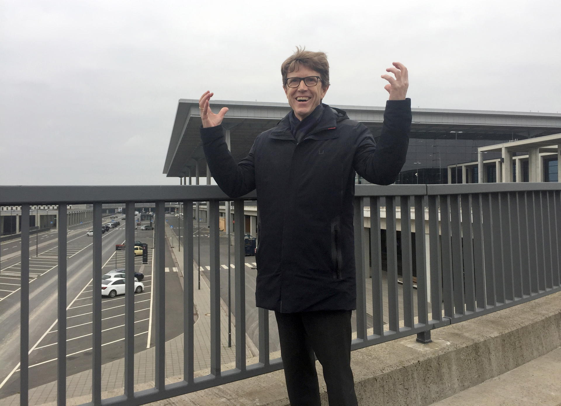 Flughafenchef Engelbert Lütke Daldrup freut sich, dass auf dem alten Flughafen Schönefeld nochmal investiert wird.