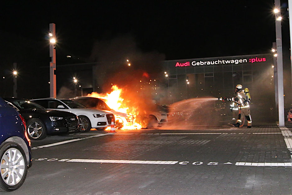 Feuerwehrleute versuchen die Flammen in den Griff zu bekommen.