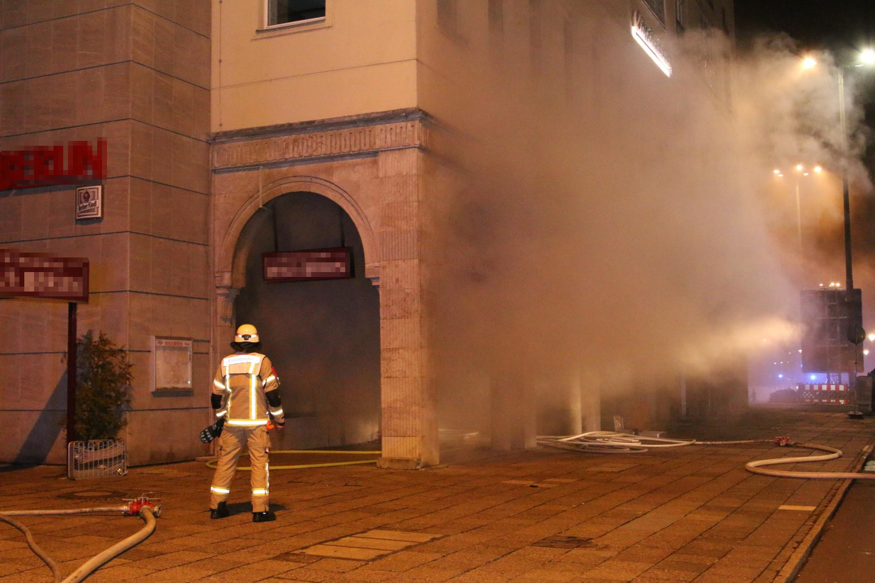 Friedrichshain, 12. Januar 2019: Zeugen haben aus einem Restaurant am Strausberger Platz dichten Rauch aufsteigen sehen. Sie alarmierten die Feuerwehr. Die Ursache für den Brand ist noch unbekannt. 