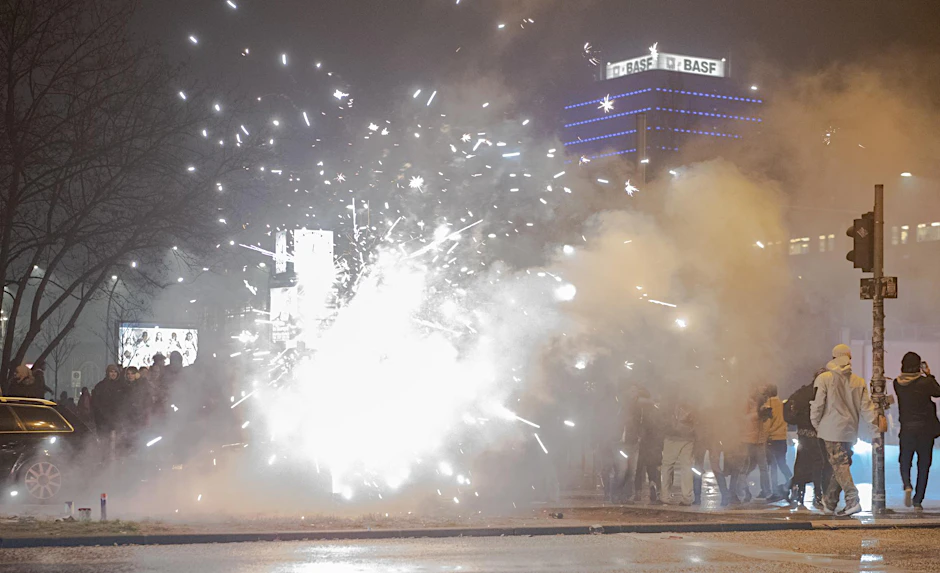Böller und Raketen auf der Straße an der Oberbaumbrücke. Leider verloren auch in diesem Jahr wieder viele Knallköppe die Kontrolle über sich. (Symbolbild).
